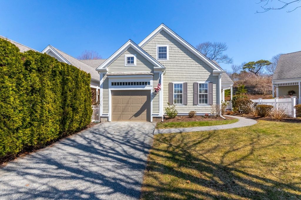 13 Hollyhock Knoll Ct 13, Bourne, MA 02532