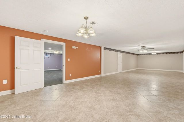 166 Castleton Dr, Bardstown, KY 40004