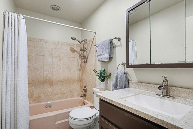 6821 Roberts Drive, Woodridge, IL 60517