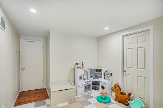 6821 Roberts Drive, Woodridge, IL 60517