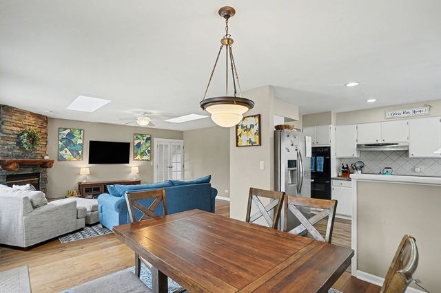 6821 Roberts Drive, Woodridge, IL 60517