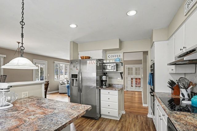 6821 Roberts Drive, Woodridge, IL 60517