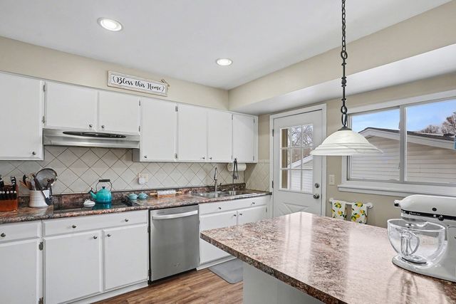 6821 Roberts Drive, Woodridge, IL 60517