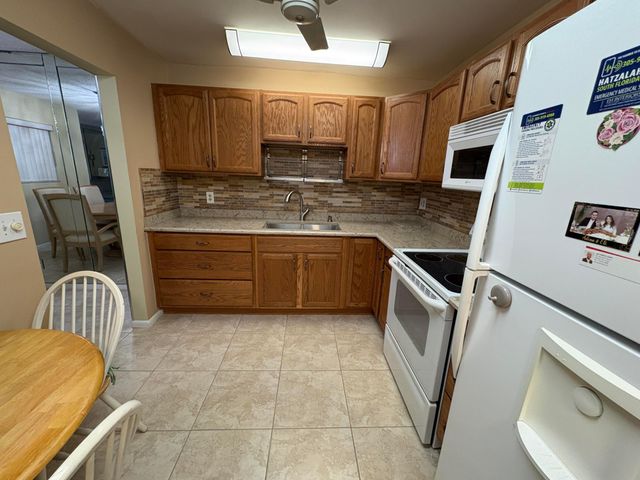 160 PLYMOUTH V, West Palm Beach, FL 33417
