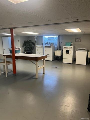 475 S Adams Road 19, Birmingham, MI 48009