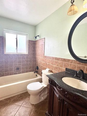 475 S Adams Road 19, Birmingham, MI 48009