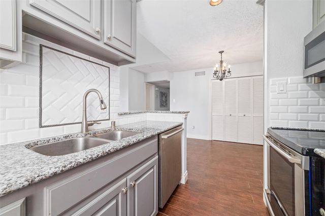 2300 Augusta Drive 24, Houston, TX 77057