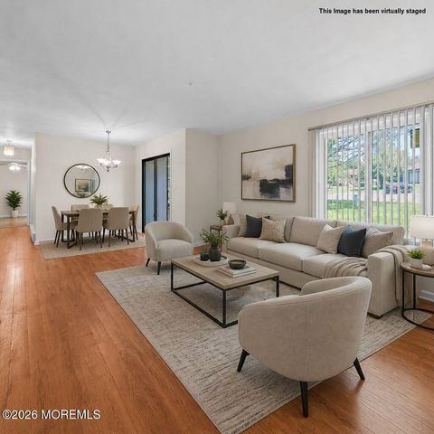 78 Overlook Way E, Manalapan, NJ 07726