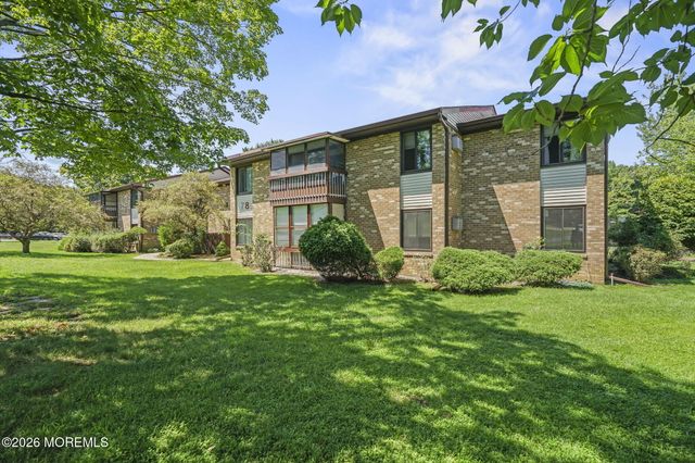 78 Overlook Way E, Manalapan, NJ 07726