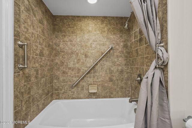 78 Overlook Way E, Manalapan, NJ 07726