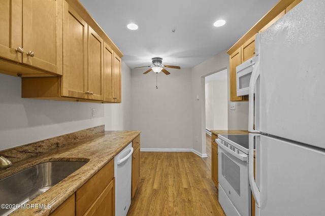 78 Overlook Way E, Manalapan, NJ 07726