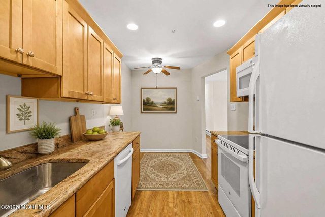 78 Overlook Way E, Manalapan, NJ 07726