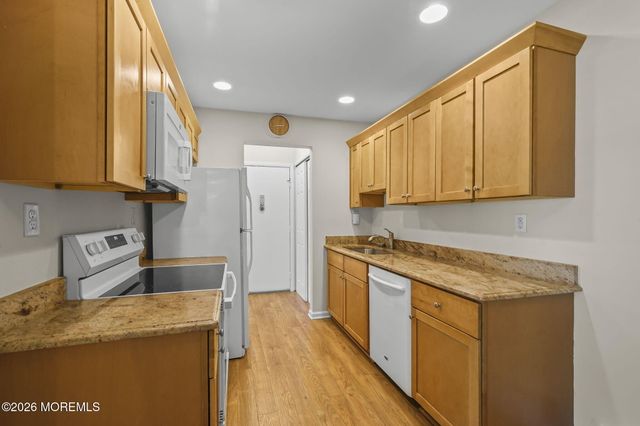 78 Overlook Way E, Manalapan, NJ 07726