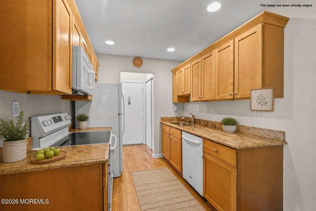 78 Overlook Way E, Manalapan, NJ 07726
