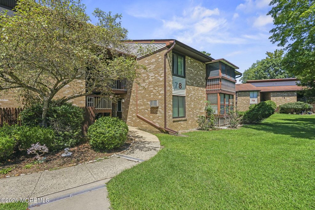 78 Overlook Way E, Manalapan, NJ 07726