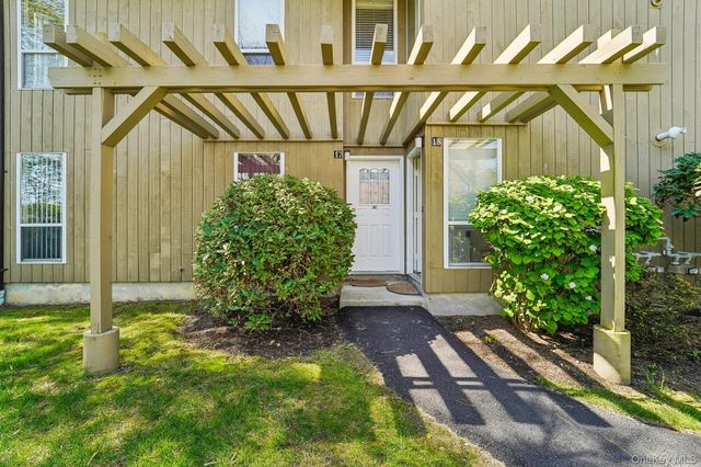 18 BROOKE HOLLOW Lane, Peekskill, NY 10566