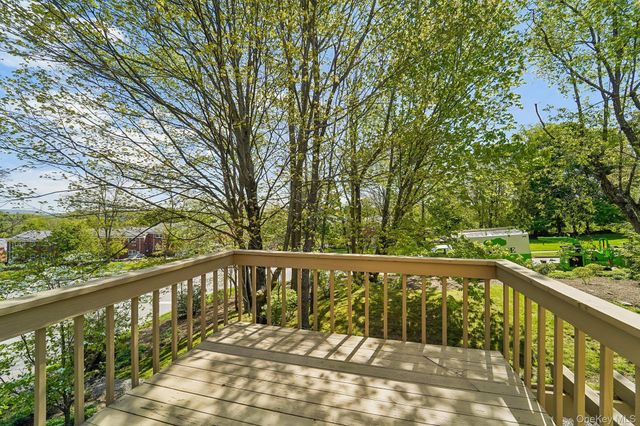 18 BROOKE HOLLOW Lane, Peekskill, NY 10566