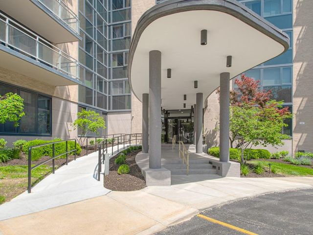 4545 Wornall Road 208, Kansas City, MO 64111