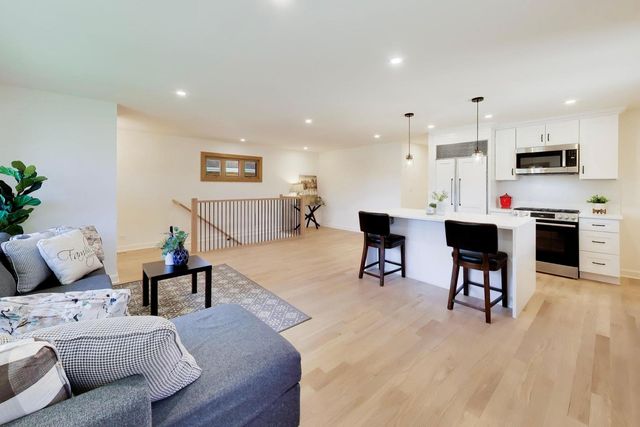 656 Jon Lane, Des Plaines, IL 60016