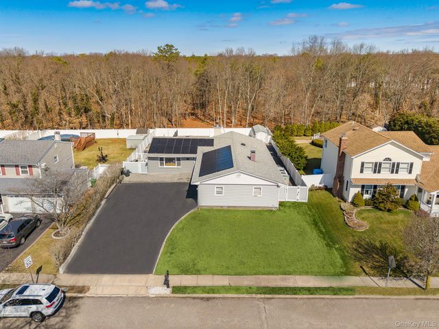 242 Singingwood Drive, Holbrook, NY 11741
