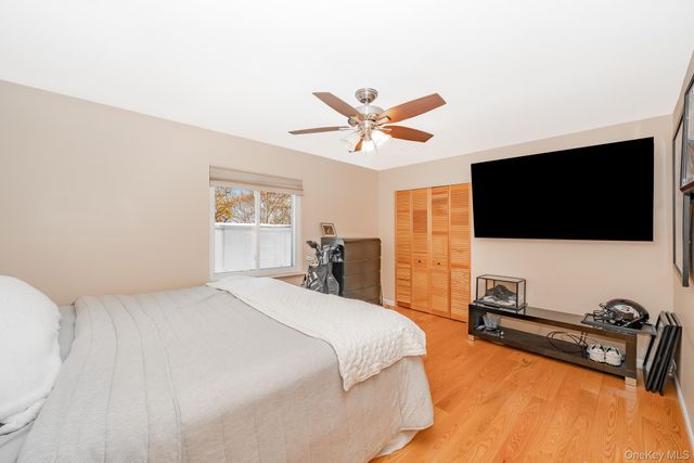 242 Singingwood Drive, Holbrook, NY 11741