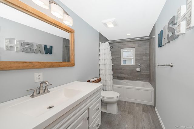 242 Singingwood Drive, Holbrook, NY 11741