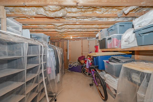 242 Singingwood Drive, Holbrook, NY 11741