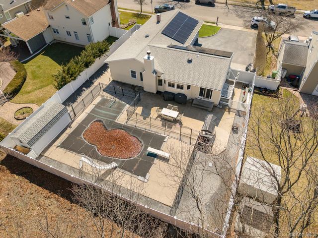 242 Singingwood Drive, Holbrook, NY 11741