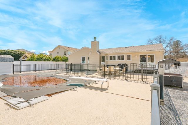 242 Singingwood Drive, Holbrook, NY 11741