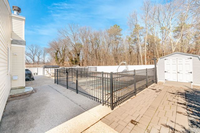 242 Singingwood Drive, Holbrook, NY 11741