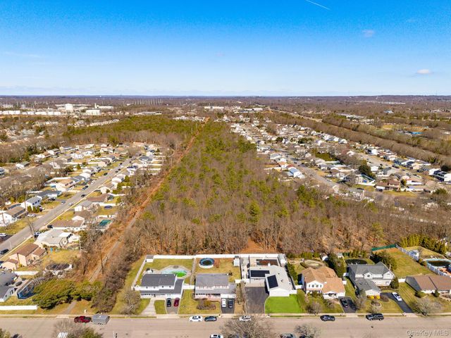 242 Singingwood Drive, Holbrook, NY 11741