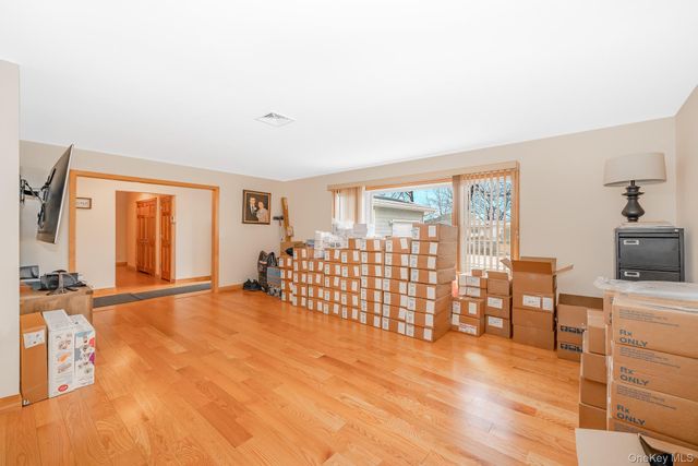 242 Singingwood Drive, Holbrook, NY 11741