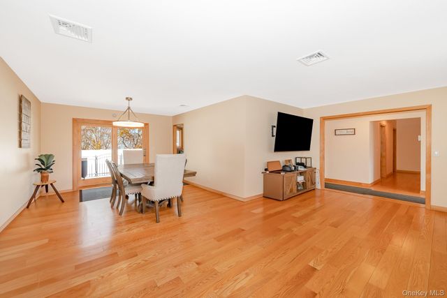 242 Singingwood Drive, Holbrook, NY 11741