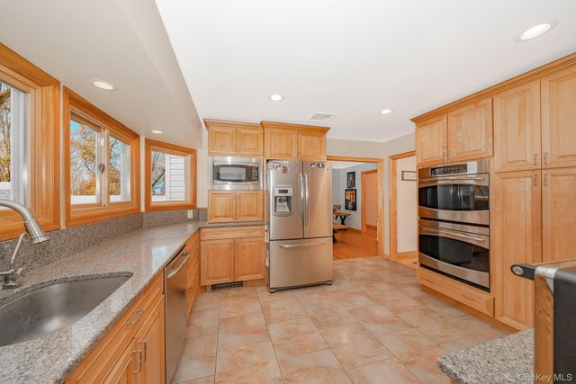 242 Singingwood Drive, Holbrook, NY 11741