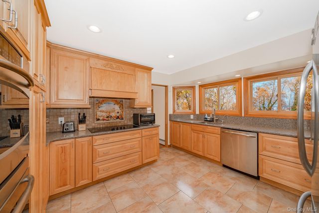 242 Singingwood Drive, Holbrook, NY 11741