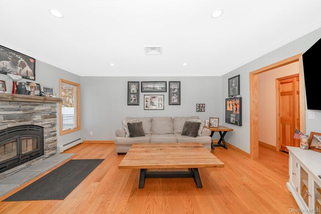 242 Singingwood Drive, Holbrook, NY 11741