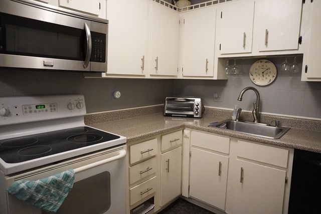 7 Chapel Hill Dr 11, Plymouth, MA 02360