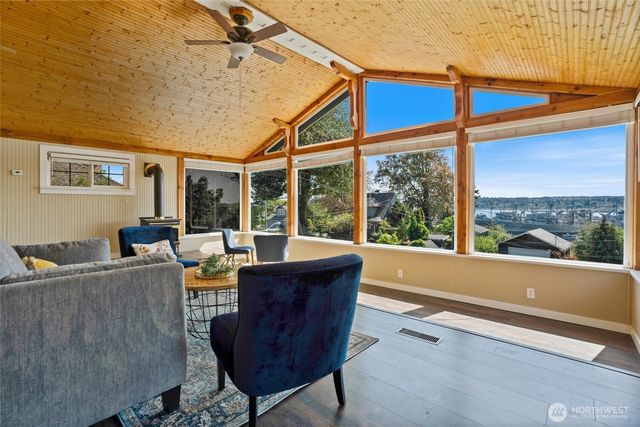 735 S Summit Avenue, Bremerton, WA 98312