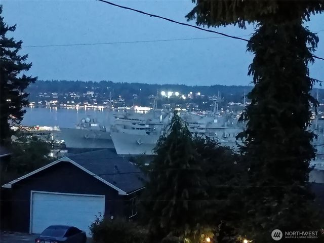 735 S Summit Avenue, Bremerton, WA 98312
