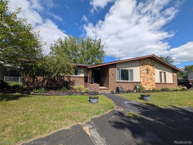 9371 Bennett Lake Road, Tyrone Township, MI 48430