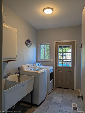9371 Bennett Lake Road, Tyrone Township, MI 48430
