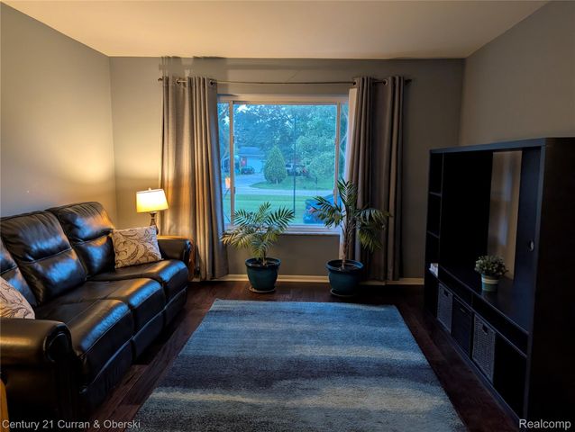 9371 Bennett Lake Road, Tyrone Township, MI 48430