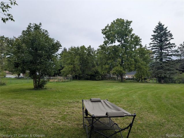 9371 Bennett Lake Road, Tyrone Township, MI 48430