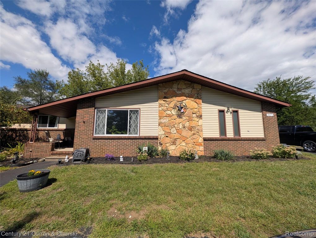 9371 Bennett Lake Road, Tyrone Township, MI 48430
