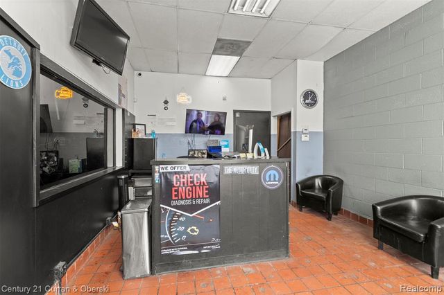 7417 W 8 Mile Road, Detroit, MI 48221