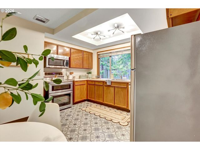 5537 Sw SEYMOUR Ct, Portland, OR 97221