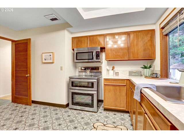 5537 Sw SEYMOUR Ct, Portland, OR 97221