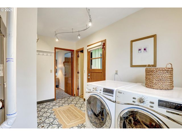 5537 Sw SEYMOUR Ct, Portland, OR 97221