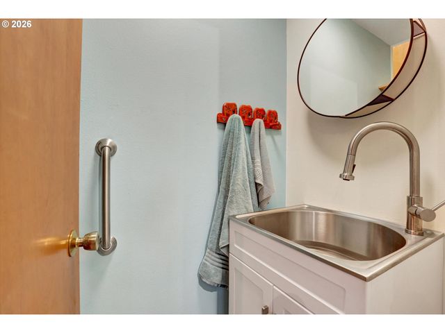 5537 Sw SEYMOUR Ct, Portland, OR 97221