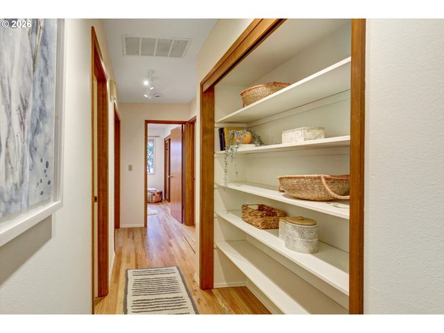 5537 Sw SEYMOUR Ct, Portland, OR 97221